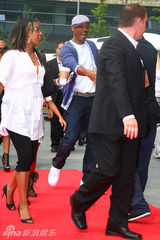 幻灯图集：《功夫梦》北京首映 成龙小史密斯秀醉拳