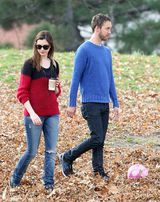 高清组图：安妮-海瑟薇和未婚夫纽约散步热吻