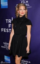 高清组图：杰西卡白裙飘逸 哈德森捂裙严防走光