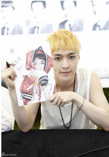 高清图：韩团EXO釜山办签名会 白衣帽清爽邻家