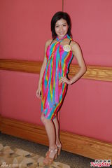 组图：港姐泳装秀事业线 罗紫君否认曾当舞小姐