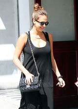 高清图：杰西卡-阿尔芭黑衣亮相 产后胸围上涨