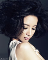 组图：董洁波浪头烟熏妆复古造型登封面