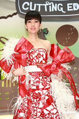 高清：周慧敏剪纸造型秀古典美 称婚后变更温柔