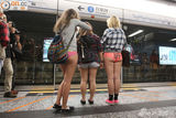 组图：香港40豪放男女下半身裸露穿底裤搭地铁