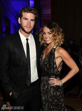 组图：玉女歌手麦莉疑与男友分手 四年感情回顾