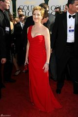 高清图：伊迪-凡尔克红色长裙演绎知性女神