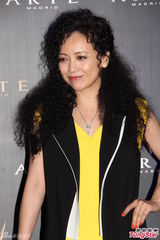 组图：邓萃雯爆炸头走秀 陈法蓉向海岚同场