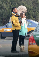 组图：姚笛任重路边拍戏对剧本 姚笛换百万豪车