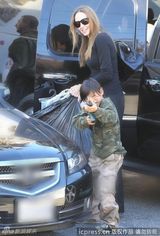 组图：朱莉携子出街 小家伙举玩具枪吓狗仔