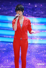 幻灯：香港金像奖现场 李宇春红衣深情献唱