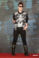 组图：潘玮柏酷装扛枪亮相 对“史泰龙”袭胸