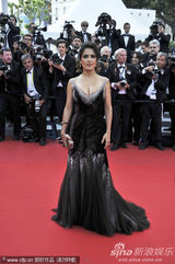 组图：海耶克戛纳携夫走秀 深V黑裙大秀傲人双峰