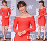 组图：金素妍宣传《需要浪漫》抹胸红裙性感