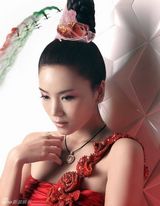 幻灯图：曹曦文化身圣诞精灵 平安夜送开心祝福