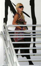 幻灯图集：帕丽斯-希尔顿身穿紫花连衣裙购物