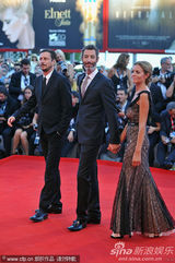 闭幕红毯女星莎柏琳娜-多纳代尔获两男护花