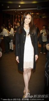 组图：隋棠亮相釜山秀性感 张榕容露背裙争艳