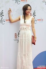 组图：黄晓明帅气走红毯 张馨予黄西装亮眼