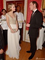 组图：泰勒水钻裙赴晚宴似公主 与威廉王子热聊
