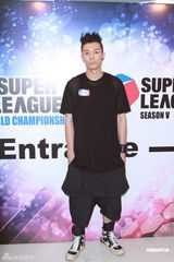 组图：周柏豪连诗雅现身回应亲密照事件