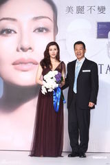 高清组图：李嘉欣性感代言 不评价锋芝婚事