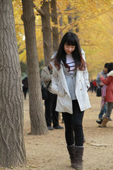 组图：可儿秀唯美风衣照 金色银杏林吟唱秋日私语