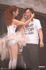 组图：薛凯琪开唱陈奕迅上台 避谈与方大同拍拖