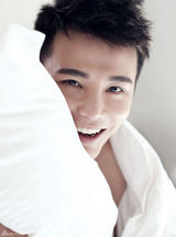 组图：荧屏年下男孙坚裸背萌照慵懒惬意