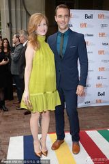 组图：布洛林撑《劳工》首映 温斯莱特深V秀沟