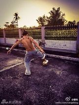 组图：曹格一家四口海边度假 父子卖萌娇妻美艳