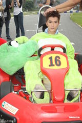 组图：《小资女孩》收视庆功 邱泽穿恐龙装赛车