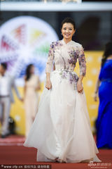 组图：电影频道主持人经纬白裙现身 优雅招手