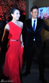 组图：章子怡红裙亮相品牌活动尽显优雅