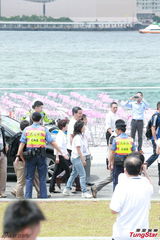 组图：赵薇庆祝香港回归 手举红旗头戴运动帽