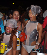 组图：蕾哈娜与乡亲们狂欢 豪放趴地玩小狗式