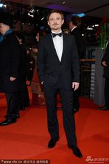 组图：《大饭店》弗洛里安-卢卡斯黑西装现身