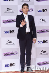 组图：SJ3D新片首映式 众成员正装出席宣传