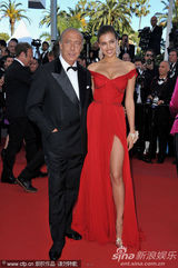 组图：C罗超模女友戛纳走秀展玉腿深沟