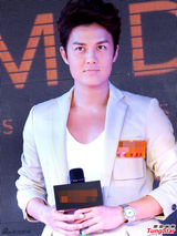 组图：吴克群亮相品牌活动 白色西装帅气抢镜