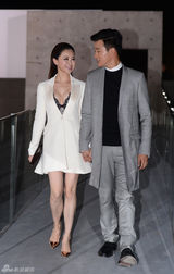 组图：佟大为再亮相时装秀 关悦低胸抢镜吸睛