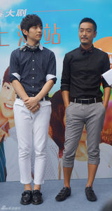 组图：《花非花》见面会万茜玩自拍邓伦被表白