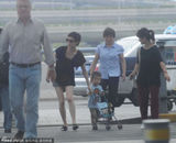 组图：孙俪穿热裤携子现身 小萌娃自推婴儿车