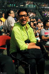 组图：张学友捧场陈奕迅个唱 两代歌王牵手同唱