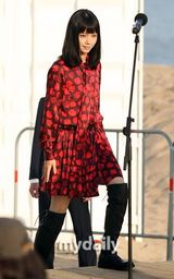 组图：宫崎葵釜山宣传《妈妈》 穿红裙俏皮可爱