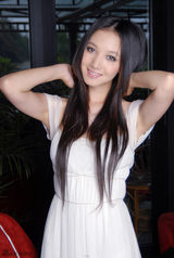 组图：韩雯雯清凉夏日写真秀白皙美腿