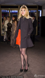 组图：《情色大亨》首映 弗莱尔低胸纱裙亮相