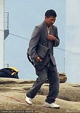 组图：刘德华拍新片造型邋遢显落魄 认真看回放