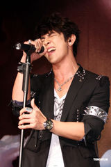 组图：汪东城生日蓝心湄送香吻 曝其“到处睡”