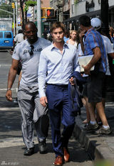 组图：《绯闻女孩》片场 布莱克花短裙秀长腿